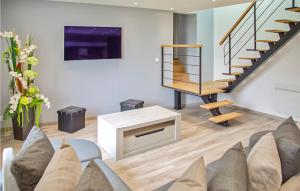 Maisons de vacances Gorgeous Home In Ussel With Wifi : photos des chambres