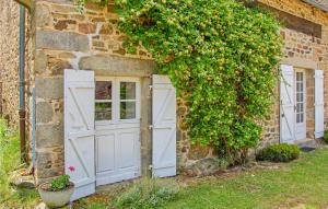 Maisons de vacances Awesome home in Janailhac with Outdoor swimming pool, WiFi and 3 Bedrooms : photos des chambres