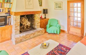 Maisons de vacances Awesome home in Janailhac with Outdoor swimming pool, WiFi and 3 Bedrooms : photos des chambres