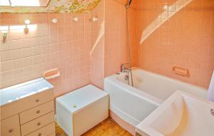 Maisons de vacances Gorgeous Home In Janailhac With Outdoor Swimming Pool : photos des chambres