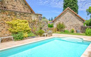 Maisons de vacances Awesome home in Janailhac with Outdoor swimming pool, WiFi and 3 Bedrooms : photos des chambres