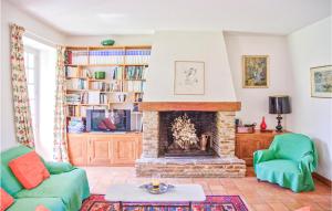 Maisons de vacances Gorgeous Home In Janailhac With Outdoor Swimming Pool : Maison de Vacances 3 Chambres 