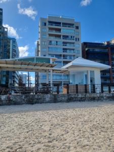 Apartamento BEIRA MAR VISTA TOTAL - SENSAÇÃO DE CASA TÉRREA A BEIRA MAR - COZINHA EQUIPADA -AIR FRYER -ÁREA DE CHURRASCO PRIVATIVA- TVS SMART- DISNEY PLUS E OUTROS-PRAIA IDEAL PARA CRIANÇAS-PET FRIENDLY-KIT PRAIA 4 PESSOAS