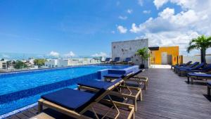 Beautiful 2 bedroom apartment with pool in downtown Playa