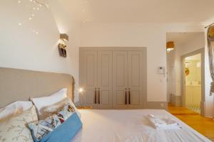 Downtown Modern Studio With Terrace by Vacationy