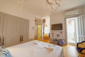 Downtown Modern Studio With Terrace by Vacationy