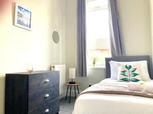 High Barnes 3 Bed House with Parking, Sleeps 7, Quiet Location