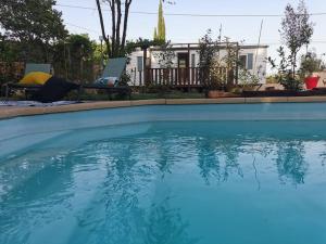 Chalets Dependance cosy entre jardin et piscine : photos des chambres