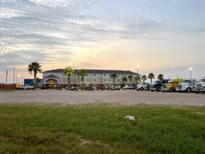 Super 8 by Wyndham Kenedy - Three Rivers