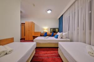 Luxury Triple Room with Three Single Beds - High Floor room in Best Western Hotel Portos