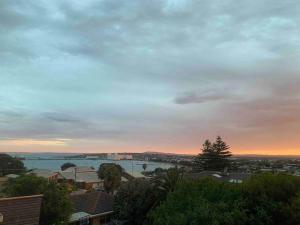 Celestial Heights - Stunning Views of City & Bay