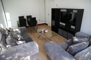 cosy 3-bed bungalow nec airport close to amenities