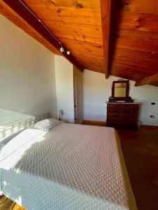 Zimmer mit Kingsize-Bett