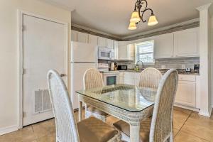 Fort Walton Beach Condo Walk to Local Beach!