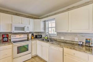 Fort Walton Beach Condo Walk to Local Beach!