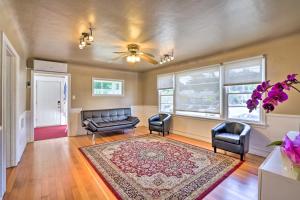 Sun-Dappled Retreat Walk to Restaurants!