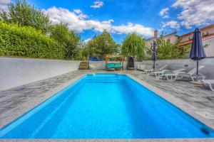 AS Apartments with swimming pool and a large yard