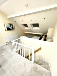 Coventry Large 4 Bath House 4 Bedroom 4 Sleeps 4 Person Suitable for NEC BHX Rugby Solihull Warwick Contractors Ricoh Arena NHS Short & Long Business Stays , Close to City Centre High Speed Wifi