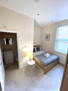 Coventry Large 4 Bedroom 4 Bath House Sleeps 4 Person Suitable for BHX NEC Solihull Rugby Warwick Contractors Ricoh Arena NHS Short & Long Business Stays Free Parking for 2 Vehicles, Close to City Centre High Speed Wifi - 4hvězdičkové hotely ve městě Coventry