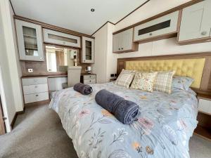 Honeysuckle Hot Tub Lodge