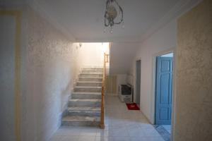 Villa meublée avec piscine et abri de voiture