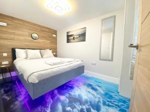Cloud9 Guest House - by Coastline Retreats - FREE PARKING INCLUDED - 2 Bedroom self contained garden flat - Luxury 2 Person Bath, Netflix, Superfast Wifi