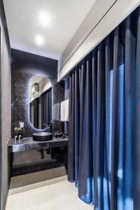 4 Suites " unconventional living rooms "