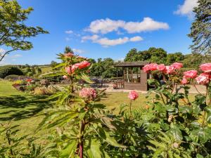 1 Bridge End & Garden