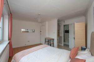 Modern Studio Apartments in Bromley, Greater London near Tesco and Sundridge Park Station