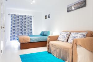 Apartment with Balcony room in AlfamaKey