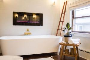 Woodhaven Hideaway:Cozy, luxe retreat; soaking tub