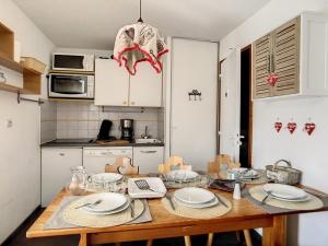 Appartement Confortable Pied des Pistes avec Balcon et 2 Chambres - FR-1-344-1143