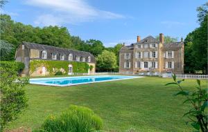 Maisons de vacances Amazing Home In St Michel D,chavaignes With Wifi, Private Swimming Pool And Outdoor Swimming Pool : photos des chambres