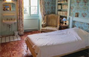 Maisons de vacances Lovely Home In St Michel D,chavaignes With Outdoor Swimming Pool : photos des chambres