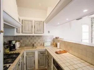 Apartment in Provence castle with pool - La Caravane