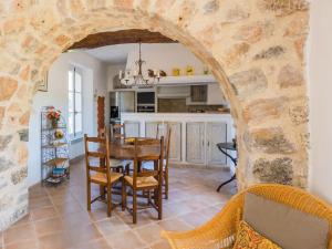 Maisons de vacances Apartment in Provence castle with pool and air conditioning : photos des chambres