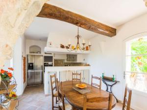 Maisons de vacances Apartment in Provence castle with pool and air conditioning : photos des chambres