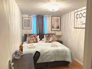 Aisiki Stays Apartments at Tottenham Hale, 4-Bedroom & 2-Bathroom, Pet-Friendly Duplex Flat, King or Twin Beds, with Free WiFi and Parking Space