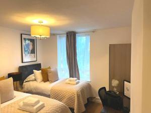 Aisiki Stays Apartments at Tottenham Hale, 4-Bedroom & 2-Bathroom, Pet-Friendly Duplex Flat, King or Twin Beds, with Free WiFi and Parking Space