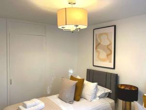 Aisiki Stays Apartments at Tottenham Hale, 4-Bedroom & 2-Bathroom, Pet-Friendly Duplex Flat, King or Twin Beds, with Free WiFi and Parking Space