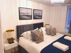 Aisiki Stays Apartments at Tottenham Hale, 4-Bedroom & 2-Bathroom, Pet-Friendly Duplex Flat, King or Twin Beds, with Free WiFi and Parking Space