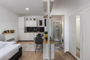 Agostini - Contactless Studios - Free gated parking near city center 