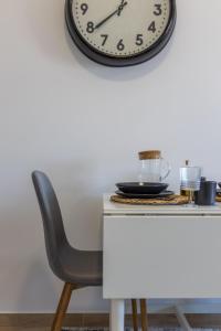 Agostini - Contactless Studios - Free gated parking near city center 