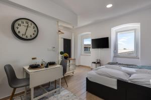 Agostini - Contactless Studios - Free gated parking near city center 