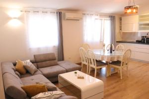 Apartment MARY- 2 free parking, near Mall of Split