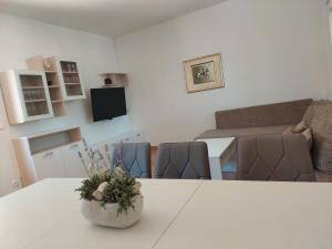 Apartments Dora, with a beautiful view of the bay, near the sea and center