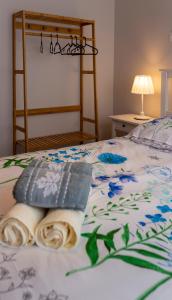 Appartements LOC TROTTEUR LE FLEUR DES CHAMPS F2 cosy, gare SNCF de Lourdes : photos des chambres