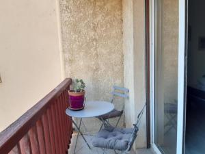 Appartements studio avec balcon et place de parking : photos des chambres