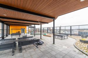 Modern 1BR & Balcony next to Railway Station