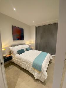 Marvelous 3 Bed Penthouse in KewBridge